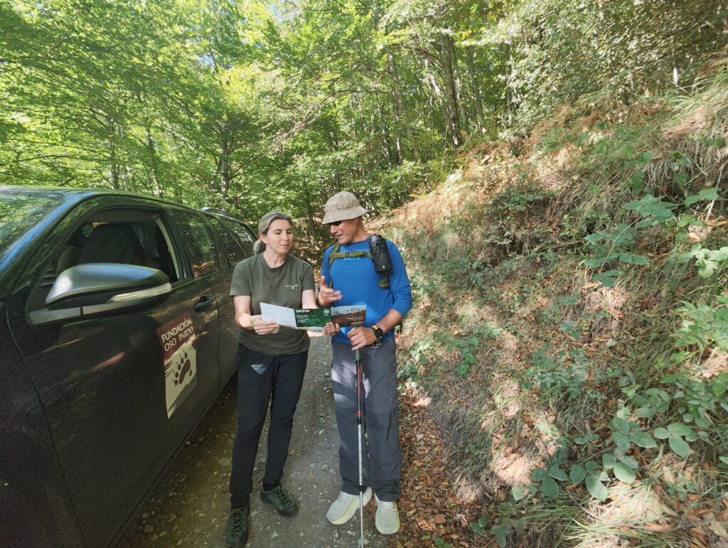 Campaña de información a los senderistas a pie de ruta en el Parque Nacional de los Picos de Europa.